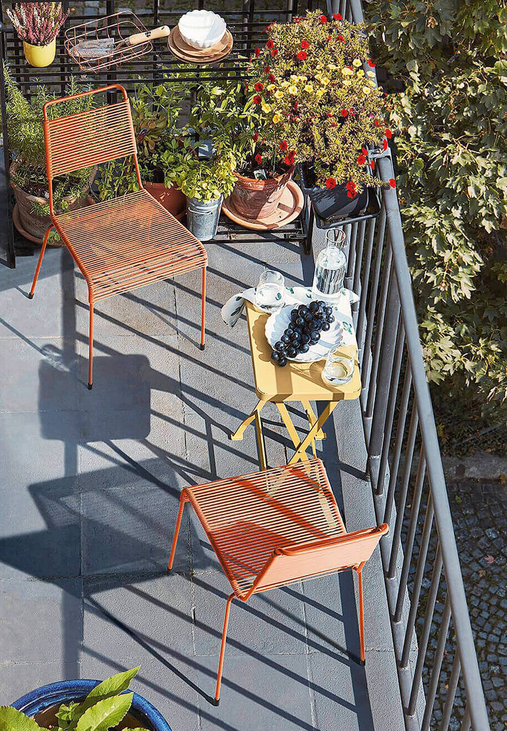 Il tavolo pieghevole Flip in acciaio inox verniciato a polvere con finitura opaca misura L 38 x P 27,5 x H 63 cm e costa 476 euro. Le sedie TT54 Spaghetti Version in acciaio e cavo in Pvc sono impilabili. Una misura L 42 x P 56 x H 79 cm e costa 451 euro. Tutto di Richard Lampert (www.richard-lampert.de) in vendita su Design Republic. www.designrepublic.com Il tavolo pieghevole Flip in acciaio inox verniciato a polvere con finitura opaca misura L 38 x P 27,5 x H 63 cm e costa 476 euro. Le sedie TT54 Spaghetti Version in acciaio e cavo in Pvc sono impilabili. Una misura L 42 x P 56 x H 79 cm e costa 451 euro. Tutto di Richard Lampert (www.richard-lampert.de) in vendita su Design Republic. www.designrepublic.com