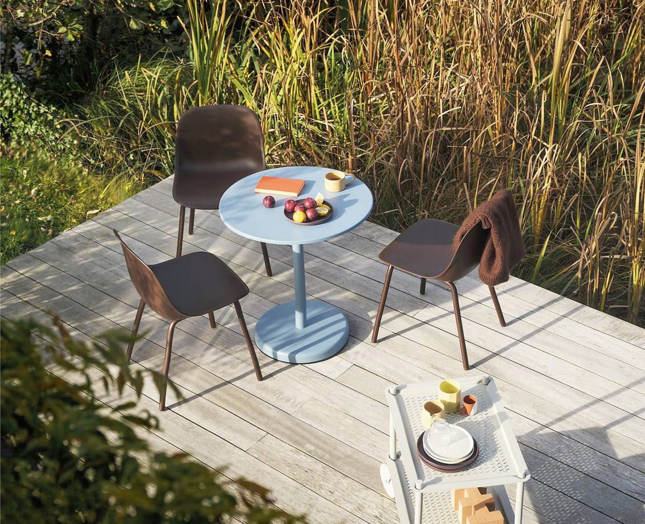 Una raffinata sfumatura di azzurro per il tavolo rotondo Linear Steel Cafè in acciaio verniciato a polvere. Misura Ø 70 x H 73 cm e costa 699 euro. Intorno le sedie Fiber Outdoor Side Chair che hanno la scocca in materiale plastico riciclato, con fori di drenaggio. Una misura L 49,5 x P 53 x H 77 cm e costa 285 euro. Tutto di Muuto. www.muuto.com Una raffinata sfumatura di azzurro per il tavolo rotondo Linear Steel Cafè in acciaio verniciato a polvere. Misura Ø 70 x H 73 cm e costa 699 euro. Intorno le sedie Fiber Outdoor Side Chair che hanno la scocca in materiale plastico riciclato, con fori di drenaggio. Una misura L 49,5 x P 53 x H 77 cm e costa 285 euro. Tutto di Muuto. www.muuto.com