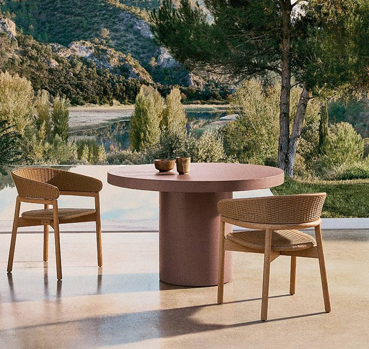 In cemento color terracotta, il tavolo rotondo Aiguablava di Kave Home misura Ø 120 x H 75 cm e costa 985 euro. Le sedie Arinella, in legno massiccio di acacia FSC™ con finitura naturale e corda beige intrecciata a mano, hanno una forma ergonomica. Una misura L 57,5 x P 53,5 x H 69,5 cm e costa 305 euro. www.kavehome.com In cemento color terracotta, il tavolo rotondo Aiguablava di Kave Home misura Ø 120 x H 75 cm e costa 985 euro. Le sedie Arinella, in legno massiccio di acacia FSC™ con finitura naturale e corda beige intrecciata a mano, hanno una forma ergonomica. Una misura L 57,5 x P 53,5 x H 69,5 cm e costa 305 euro. www.kavehome.com