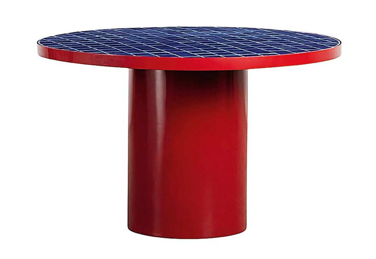 Zafiro di The Masie è costruito artigianalmente in ferro con piastrelle in ceramica blu sul top rotondo; la base del piede centrale e del top sono rinforzate con Mdf. Misura Ø 122 x H 75 cm; costa 789,95 euro. www.themasie.com Zafiro di The Masie è costruito artigianalmente in ferro con piastrelle in ceramica blu sul top rotondo; la base del piede centrale e del top sono rinforzate con Mdf. Misura Ø 122 x H 75 cm; costa 789,95 euro. www.themasie.com