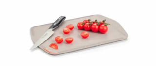 Realizzato in plastica resistente, questo tagliere pieghevole è una pratica soluzione salvaspazio. Prezzo: 11,90 euro. https://tescomaonline.com/ Realizzato in plastica resistente, questo tagliere pieghevole è una pratica soluzione salvaspazio. Prezzo: 11,90 euro. https://tescomaonline.com/