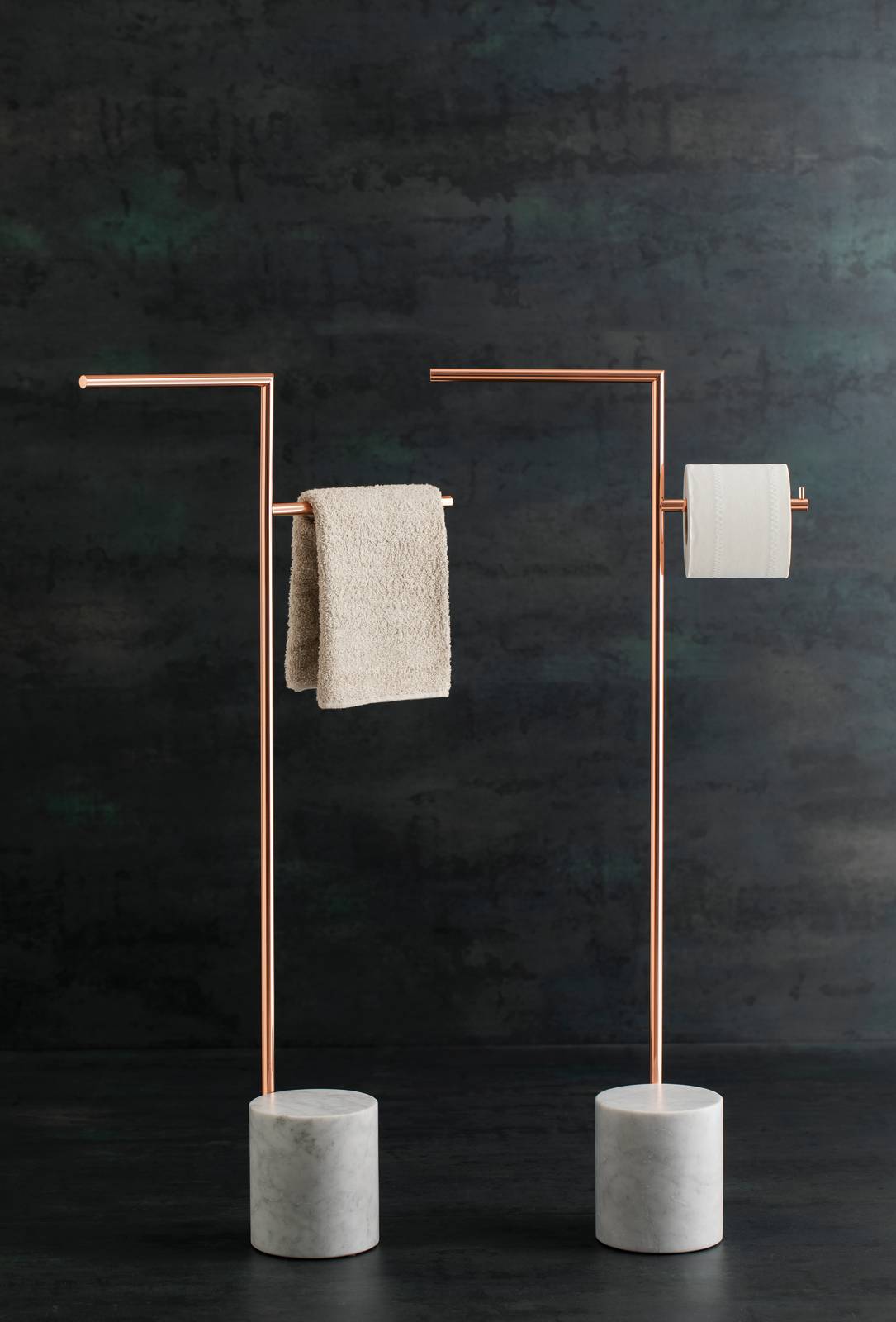 Portasciugamani EQUILIBRIUM: basi in marmo, resina o ottone per la collezione elegante e funzionale, che può essere realizzata in abbinamento ad altri accessori o alle rubinetterie. Portasciugamani EQUILIBRIUM: basi in marmo, resina o ottone per la collezione elegante e funzionale, che può essere realizzata in abbinamento ad altri accessori o alle rubinetterie.