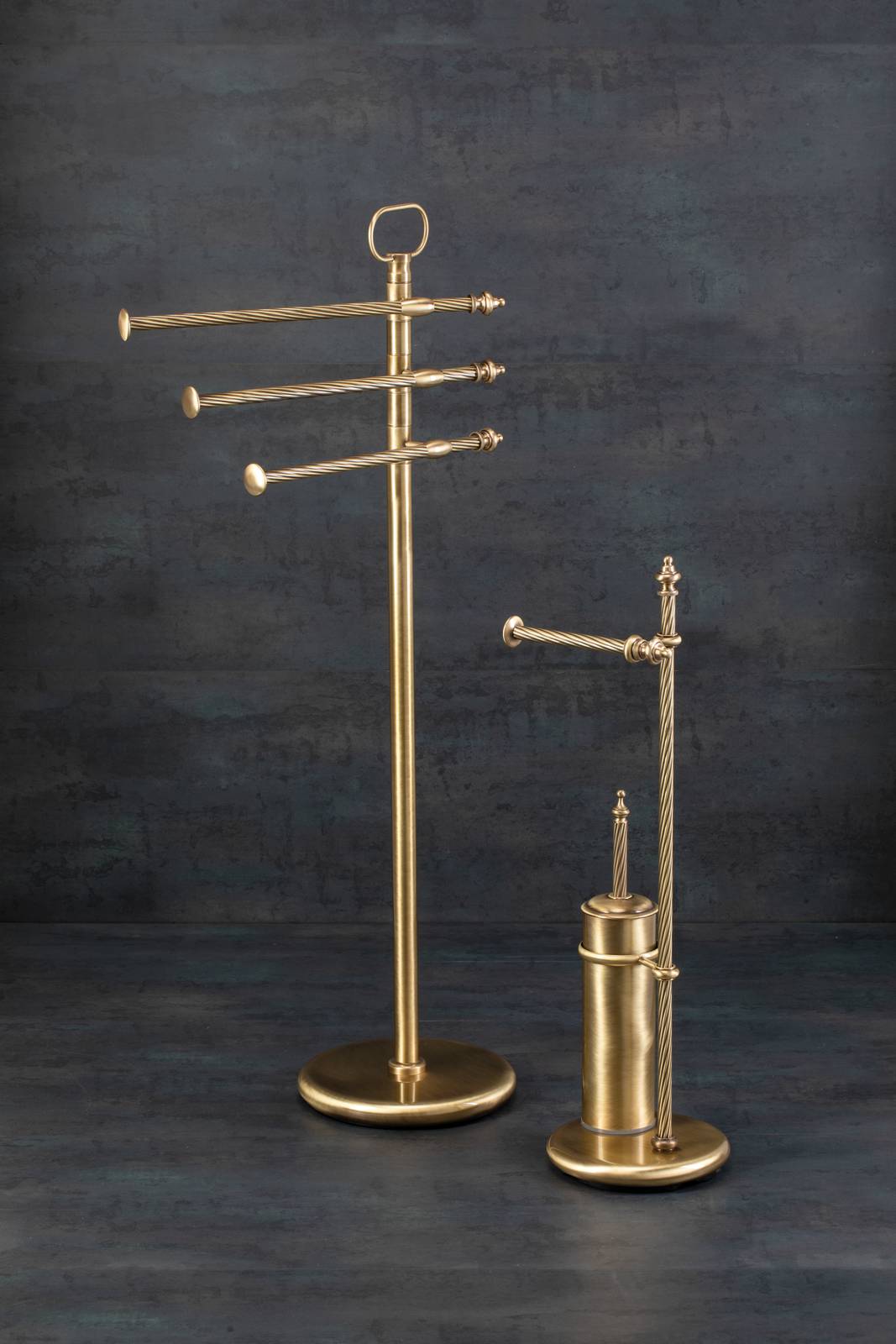 Portasciugamani GIUNONE: classica collezione senza tempo, con tubolare ritorto e varianti di colore. Tre modelli dal carattere elegante, personalizzabili nella finitura e con funzioni su misura. Portasciugamani GIUNONE: classica collezione senza tempo, con tubolare ritorto e varianti di colore. Tre modelli dal carattere elegante, personalizzabili nella finitura e con funzioni su misura.