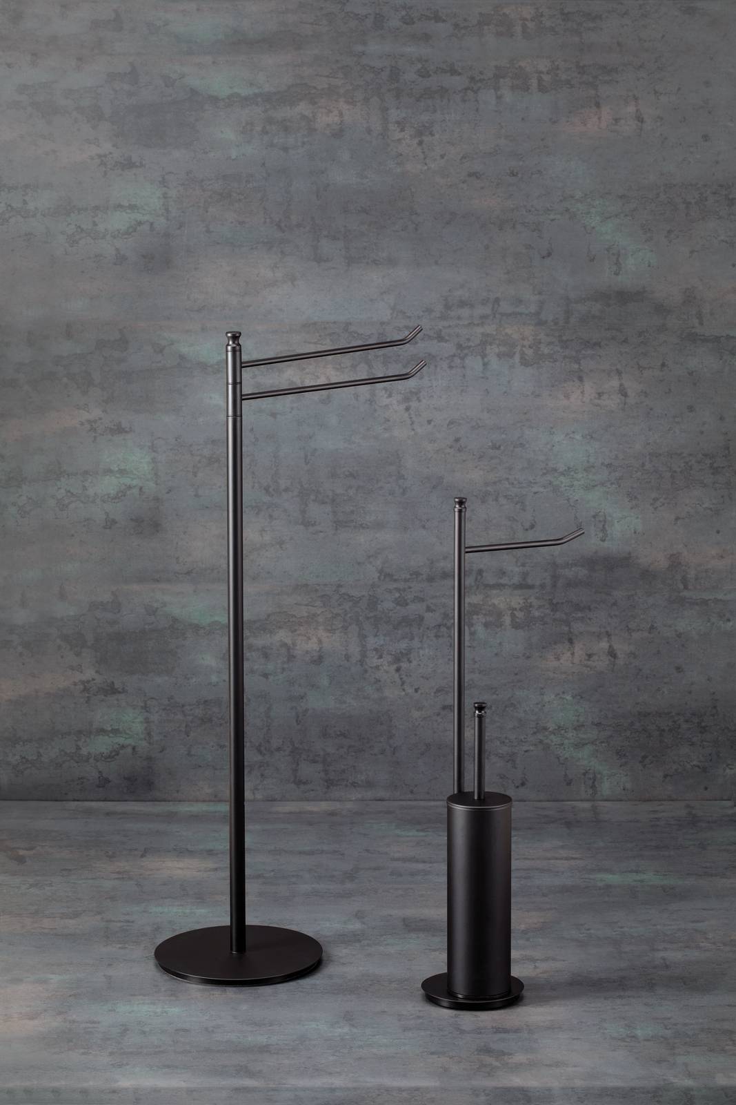 Portasciugamani HASHI: piantane sottili, dal design contemporaneo. Sei modelli in varianti di colore, anche in abbinamento alla scaletta con 5 aste porta asciugamani. Portasciugamani HASHI: piantane sottili, dal design contemporaneo. Sei modelli in varianti di colore, anche in abbinamento alla scaletta con 5 aste porta asciugamani.