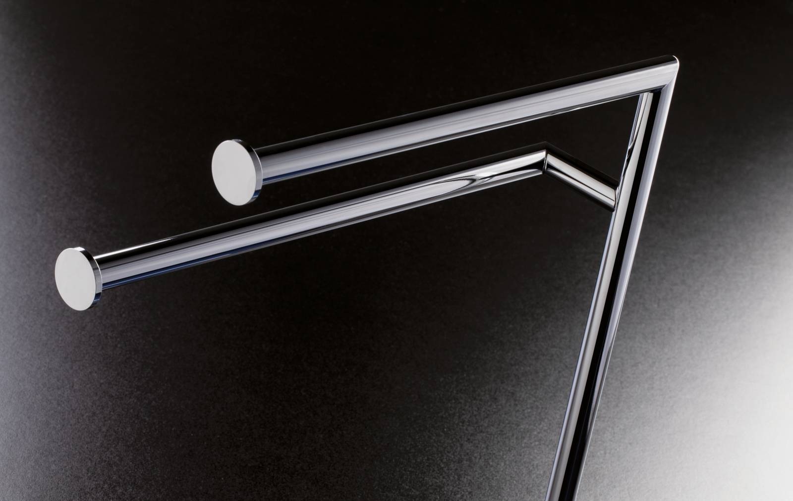 Portasciugamani MEDEA: a doppia postazione, della stessa collezione esistono le varianti multifunzione con porta salviette, sapone, scopino, rotolo. In cromo lucido e in abbinamento alle rubinetterie. Portasciugamani MEDEA: a doppia postazione, della stessa collezione esistono le varianti multifunzione con porta salviette, sapone, scopino, rotolo. In cromo lucido e in abbinamento alle rubinetterie.