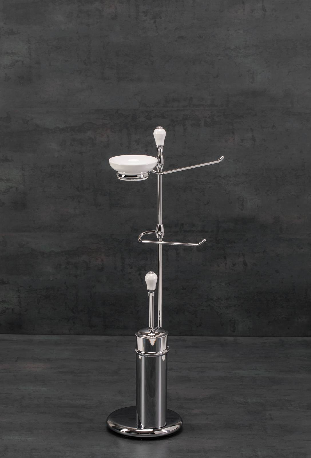 Portasciugamani NEMI: con il suo pomello in ceramica è la collezione adatta ad ambienti country o shabby è proposta in quattro modelli, di cui uno prevede oltre al portasciugamani triplo anche tre portaccappatoi. Portasciugamani NEMI: con il suo pomello in ceramica è la collezione adatta ad ambienti country o shabby è proposta in quattro modelli, di cui uno prevede oltre al portasciugamani triplo anche tre portaccappatoi.