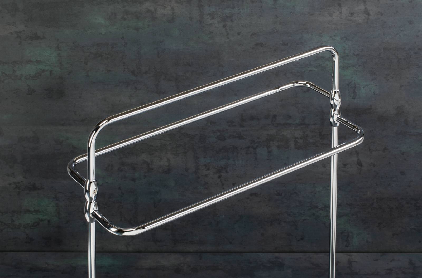 Portasciugamani NESTOR: con cavalletto classico ed elegante, datto al bagno in stile, disponibile anche in bronzo, oro o satinato. Portasciugamani NESTOR: con cavalletto classico ed elegante, datto al bagno in stile, disponibile anche in bronzo, oro o satinato.