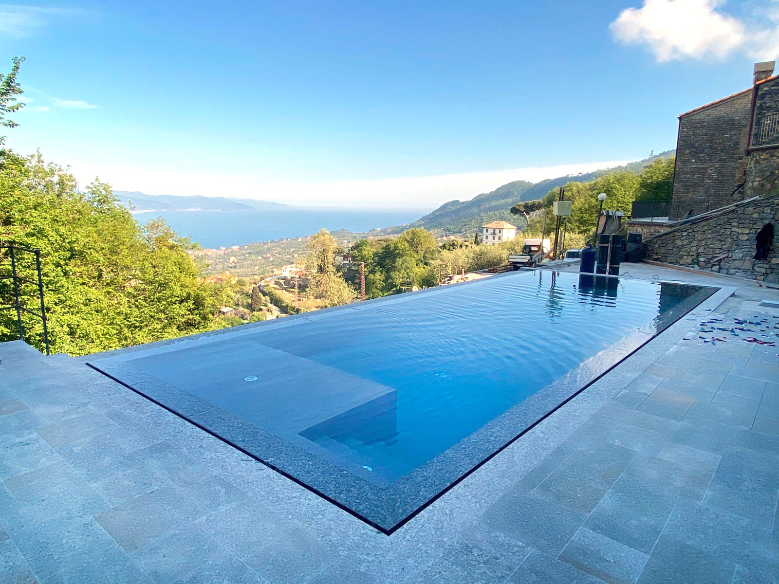 La posizione di questa vasca regala una bellissima vista. Per questo si è scelto di fare una piscina con un lato a sfioro, che significa che verso il lato che si affaccia sul mare (anche se dall’alto) è stato creato un doppio bordo che permette all’acqua di uscire senza far vedere la delimitazione: la vista dell’acqua corre all’infinito verso il panorama, senza interruzioni. La posizione di questa vasca regala una bellissima vista. Per questo si è scelto di fare una piscina con un lato a sfioro, che significa che verso il lato che si affaccia sul mare (anche se dall’alto) è stato creato un doppio bordo che permette all’acqua di uscire senza far vedere la delimitazione: la vista dell’acqua corre all’infinito verso il panorama, senza interruzioni.