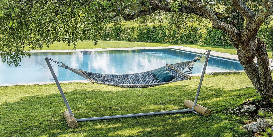 L'amaca coll. Patio di Ethimo è in teak naturale (certificato FSC™), metallo e intreccio in flat rope. Misura L 300 x P 130 x H 130 cm; prezzo da rivenditore. www.ethimo.it L'amaca coll. Patio di Ethimo è in teak naturale (certificato FSC™), metallo e intreccio in flat rope. Misura L 300 x P 130 x H 130 cm; prezzo da rivenditore. www.ethimo.it