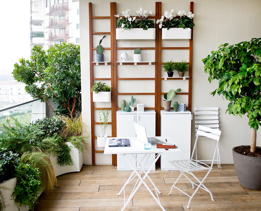 Permettono di “arredare” il balcone gli armadietti in alluminio di alta qualità verniciato bianco Urbn Balcony di Unopiù, disponibile nella versione a una o due ante battenti. Sono resistenti alle intemperie. Prezzo a partire da 387,96 euro. https://www.unopiu.com