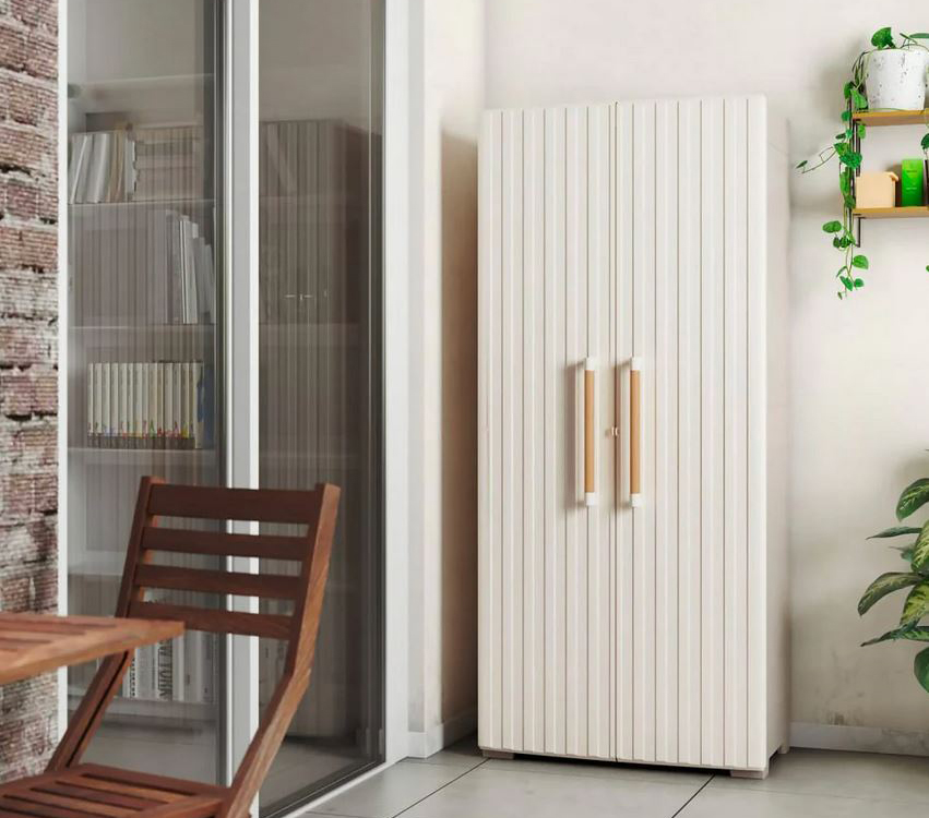 Otto ripiani interni regolabili per il grande armadio da esterno in plastica beige Groove Multispace di Keter in vendita su Giordano Shop. È a tenuta stagna per proteggere gli oggetti al suo interno dalla pioggia. Misura L 80 x P 45 x H 180 cm. Prezzo 189,90 euro. https://www.giordanoshop.com