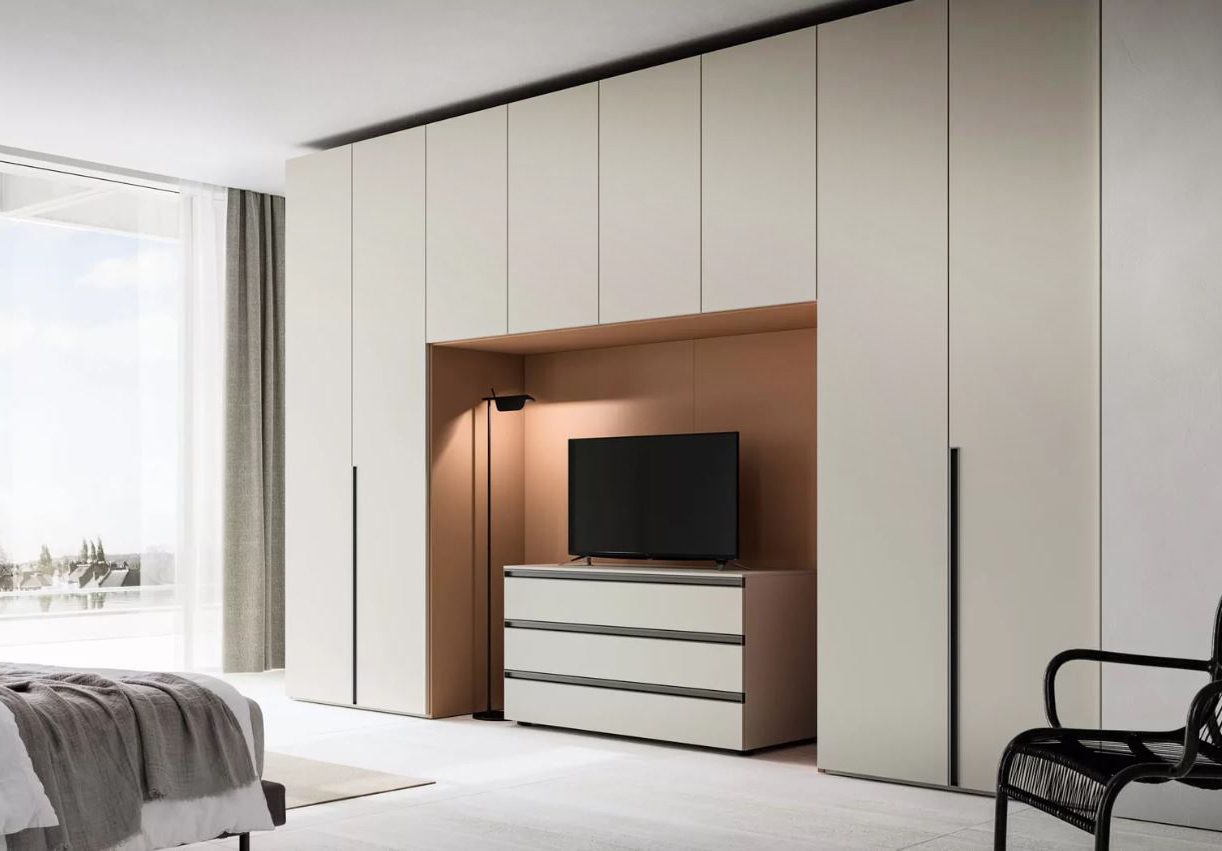 L'armadio a ponte con anta Ego Battente di Santalucia Mobili permette di inserire un letto matrimoniale o in alternativa un cassettone, coordinato nelle finiture con le ante, su cui posizionare lo schermo Tv. Le dimensioni del vano variano da due a cinque ante. Prezzo su richiesta. https://santaluciamobili.it L'armadio a ponte con anta Ego Battente di Santalucia Mobili permette di inserire un letto matrimoniale o in alternativa un cassettone, coordinato nelle finiture con le ante, su cui posizionare lo schermo Tv. Le dimensioni del vano variano da due a cinque ante. Prezzo su richiesta. https://santaluciamobili.it