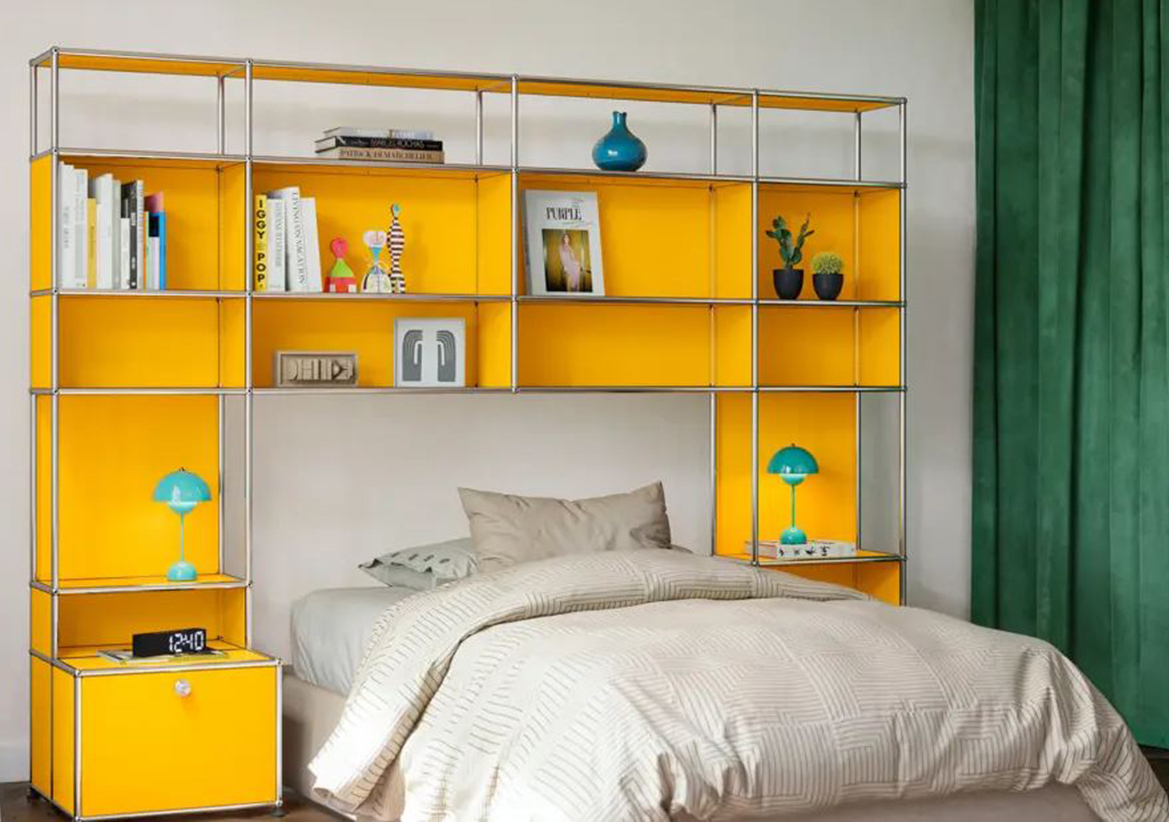 Giallo intenso per gli elementi di USM Haller che compongono l'armadio a ponte che può essere realizzato “su misura” in base alle esigenze. É caratterizzato dalla presenza della sfera di giunzione in ottone cromato a cui vengono collegati i tubi di collegamento in acciaio cromato che danno vita alla struttura portante in cui vengono poi inseriti i pannelli di rivestimento colorati. Prezzo su progetto. https://www.usm.com Giallo intenso per gli elementi di USM Haller che compongono l'armadio a ponte che può essere realizzato “su misura” in base alle esigenze. É caratterizzato dalla presenza della sfera di giunzione in ottone cromato a cui vengono collegati i tubi di collegamento in acciaio cromato che danno vita alla struttura portante in cui vengono poi inseriti i pannelli di rivestimento colorati. Prezzo su progetto. https://www.usm.com