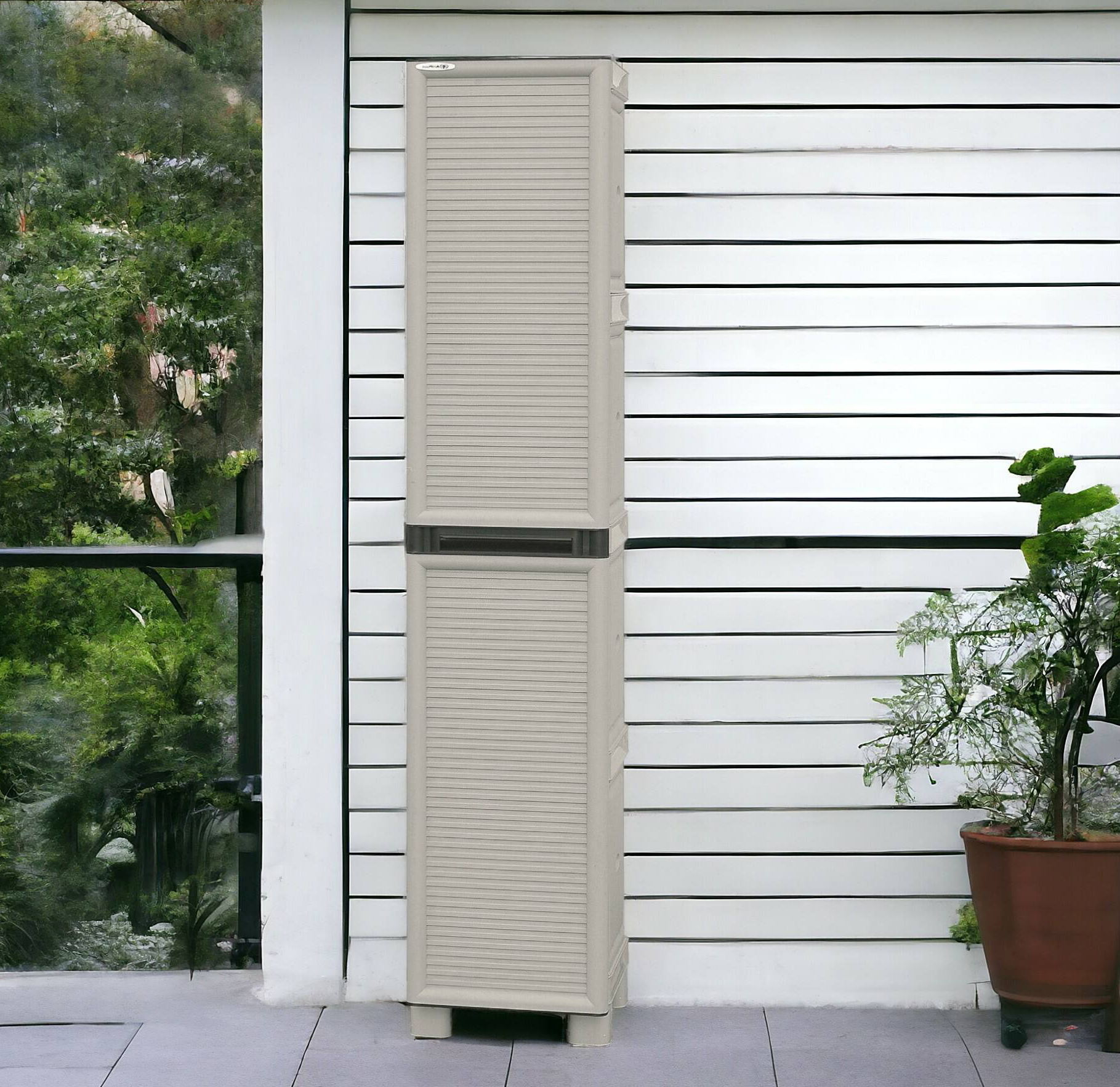 L'armadio outdoor Liegi in vendita su Dmora ha una forma a colonna che permette di posizionarlo anche su un balcone di dimensioni contenute. La sua struttura in polipropilene, antiurto e resistente, è formata da ripiani integrati, che sono in grado di supportare alti carichi e garantiscono massima stabilità alla struttura. Il piano superiore portante copre il bordo dell'anta, per una migliore tenuta contro le infiltrazioni dell'acqua. Misura L 35 x P 39 x H 172 cm. Prezzo 140,99 euro. https://www.dmora.it