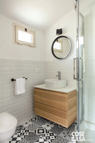 bagno con cemnrtne bianche e nere bagno con cemnrtne bianche e nere