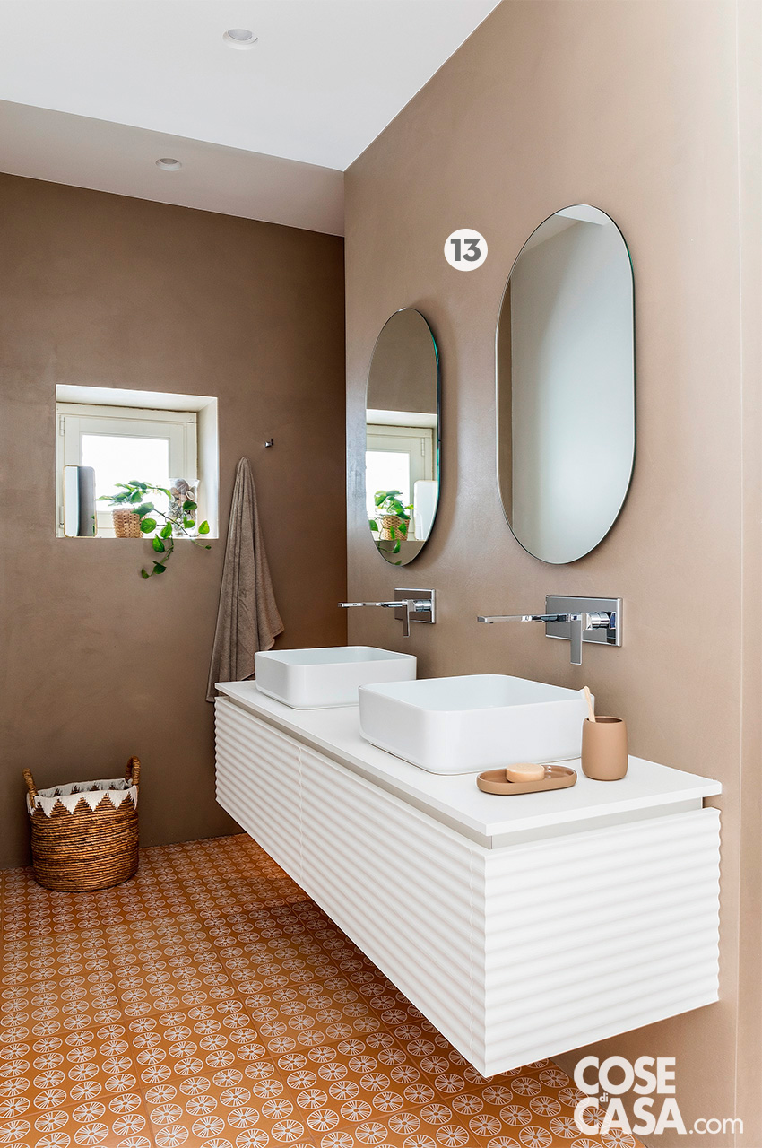 bagno-con-doppio-lavabo-bianco-e-specchi-ovali bagno-con-doppio-lavabo-bianco-e-specchi-ovali