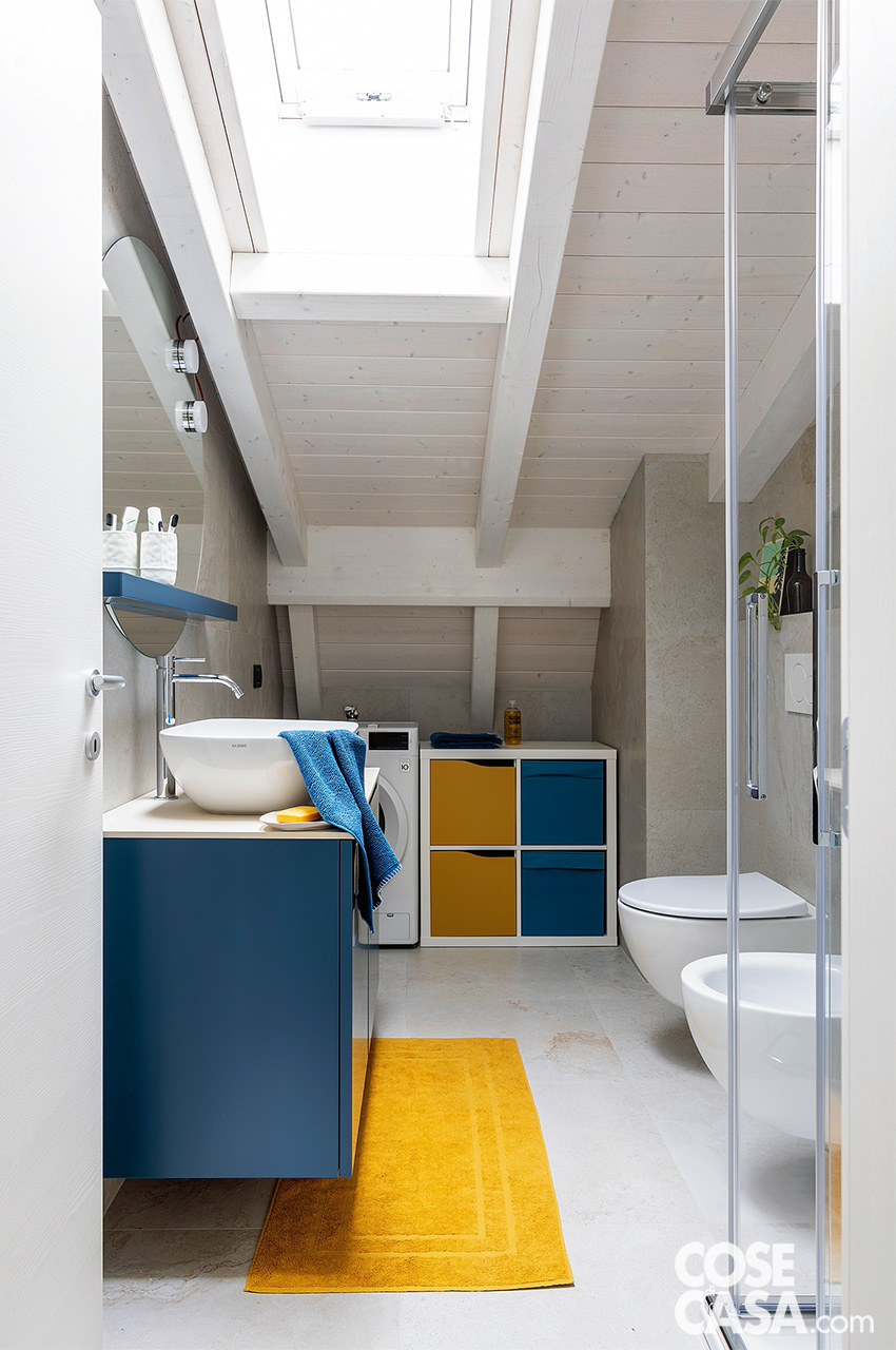 bagno giallo e blu sottotetto bagno giallo e blu sottotetto