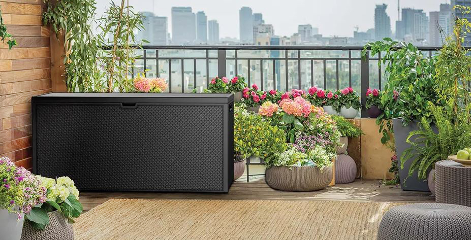 Il baule contenitore Emily di Keter in vendita su Bonami in materiale plastico grigio scuro permette di “nascondere” al suo interno oggetti e accessori per ottimizzare al meglio lo spazio sul balcone e averlo sempre in ordine. Misura L 118 x P 45 x H 58 cm. Prezzo 65 euro. https://www.bonami.it