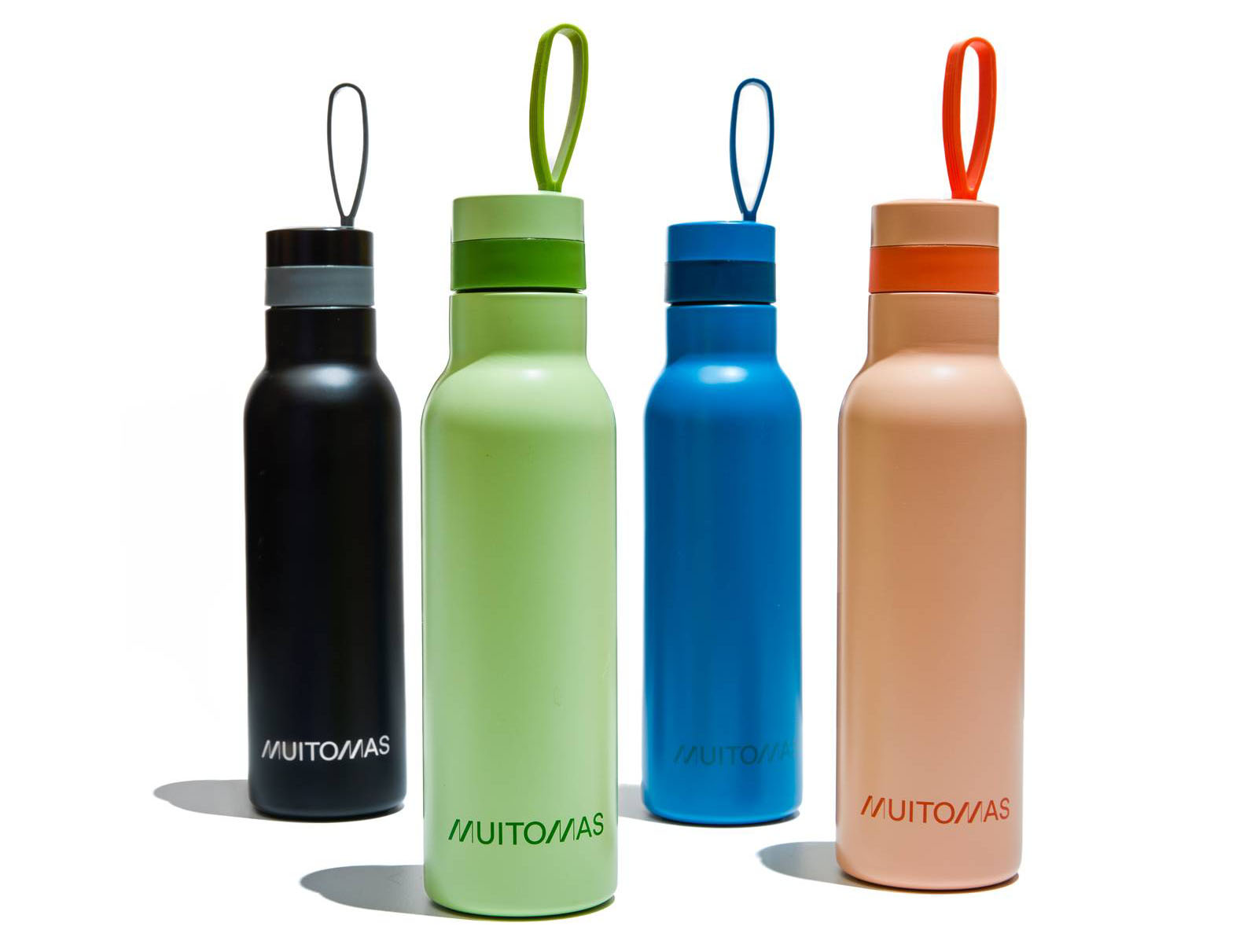 Capiente 500 ml, la borraccia WBOTTLEC500 di Muitomas ha gancio in silicone che ne facilita il trasporto e l'aggancio a zaini e borse. Il tappo ermetico è con chiusura a vite per una tenuta sicura e la doppia parete in acciaio garantisce il mantenimento della temperatura desiderata fino a 12 ore per le bevande calde e 24 ore per quelle fredde. Disponibile nei colori peach fuzz, ottanio, verde salvia e nero. Prezzo 19,99 euro. www.muitomas.com