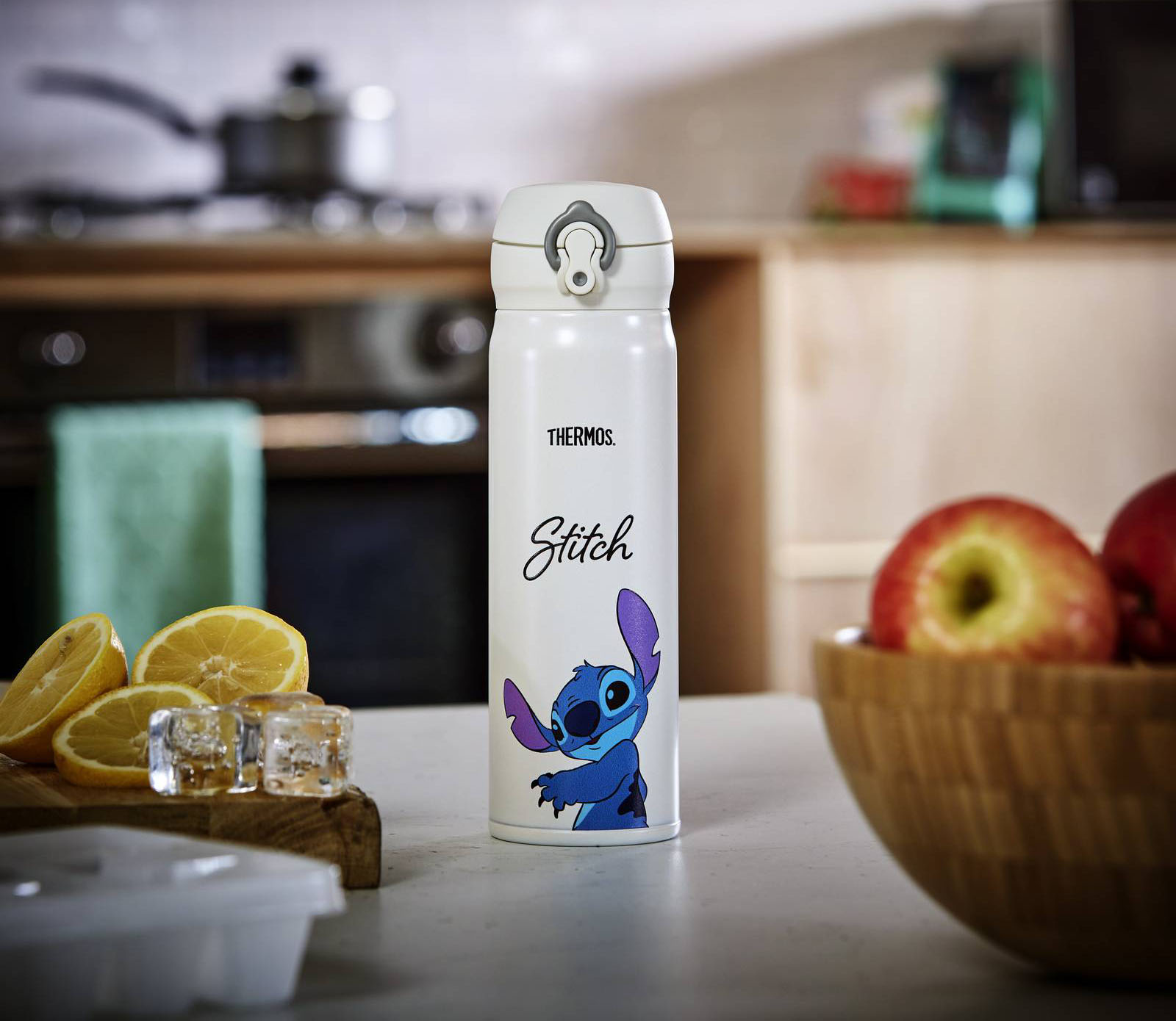 Firmata per Disney da Thermos, la collezione Signature comprende 5 borracce termiche Ultralight da 500 ml dedicate ai personaggi Disney più iconici: Topolino, Minnie, Paperino, Paperina e Stitch. La borraccia pesa solo 210 gr, è in acciaio inossidabile a doppia parete, è totalmente ermetica ed è dotata coperchio smontabile con blocco di sicurezza. Lavabile in lavastoviglie, garantisce fino 10 ore di caldo e fino a 24 ore di freddo. Prezzo da 29,95 euro. www.thermos.it