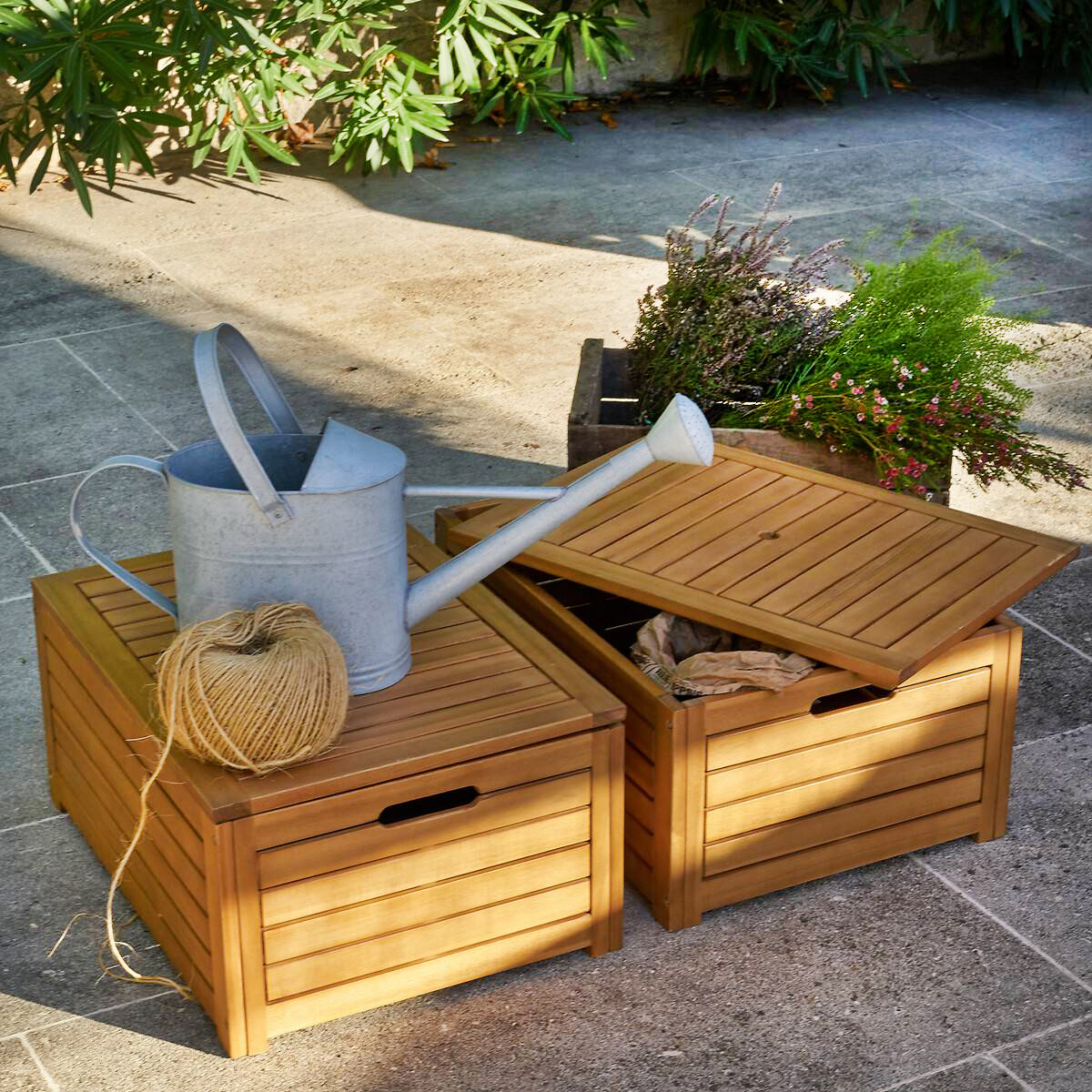 I box contenitore Celena di La Redoute Interieurs, completamente realizzati con doghe in legno di acacia con finitura oliata, possono essere usati singolarmente o impilati per contenere accessori sul balcone. Sono dotati di un coperchio rimovibile e di tre maniglie integrate. Misurano L 60 x P 45 x H 29 cm. Prezzo 98,99 euro cad. https://www.laredoute.it