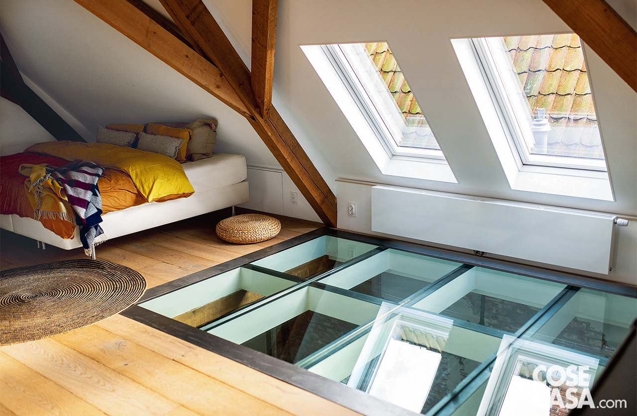 INSERTI DI LUCE DAL SOPPALCO Due porzioni di pavimento in vetro trasparente, incassate nel solaio della mansarda, permettono alla luce zenitale di illuminare anche il livello inferiore, creando un suggestivo collegamento verticale. Questi inserti, oltre ad amplificare la luminosità, diventano veri e propri elementi architettonici decorativi. INSERTI DI LUCE DAL SOPPALCO Due porzioni di pavimento in vetro trasparente, incassate nel solaio della mansarda, permettono alla luce zenitale di illuminare anche il livello inferiore, creando un suggestivo collegamento verticale. Questi inserti, oltre ad amplificare la luminosità, diventano veri e propri elementi architettonici decorativi.
