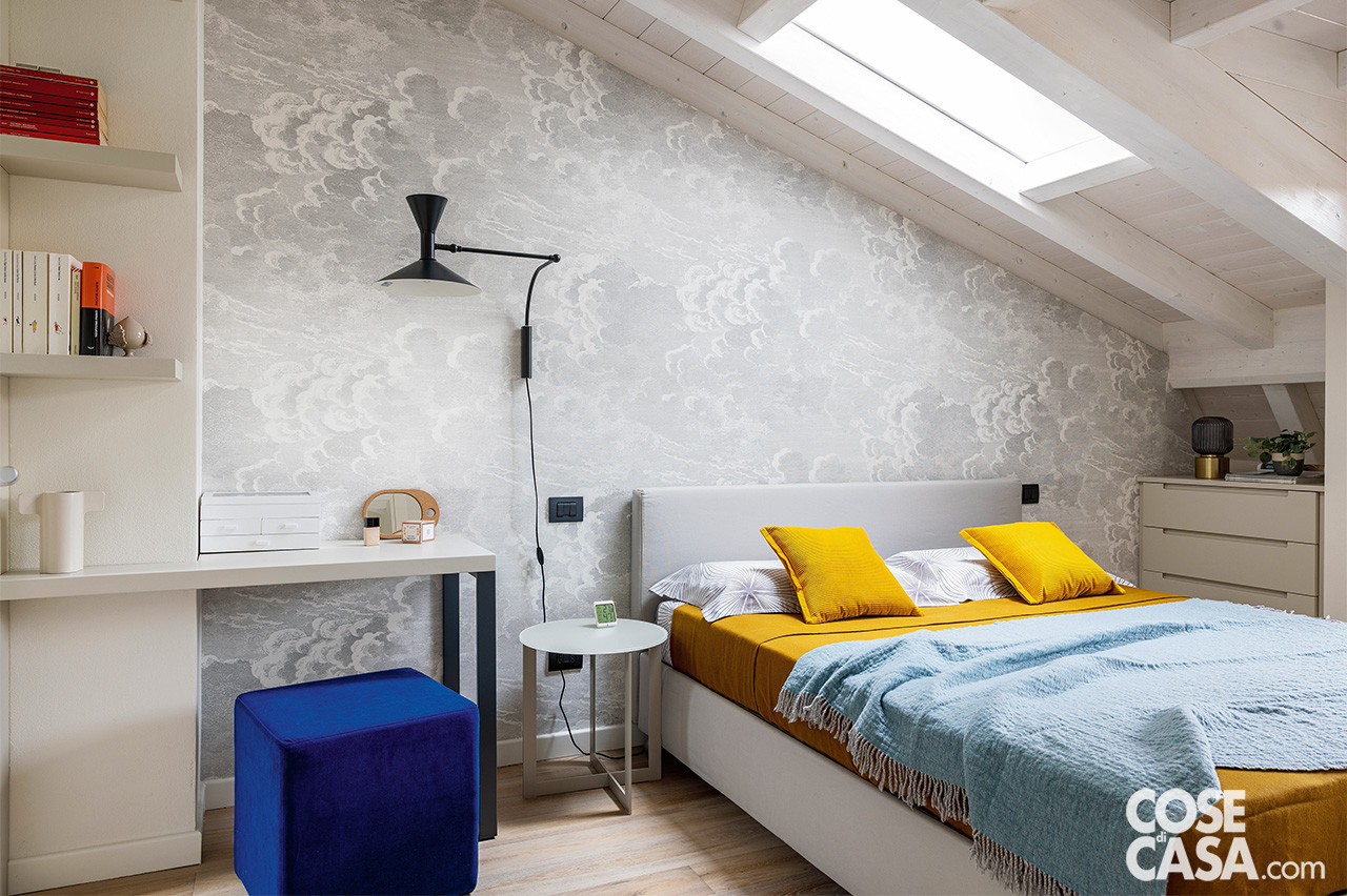 camera matrimoniale cottotetto con carta da parati bianca e grigia camera matrimoniale cottotetto con carta da parati bianca e grigia