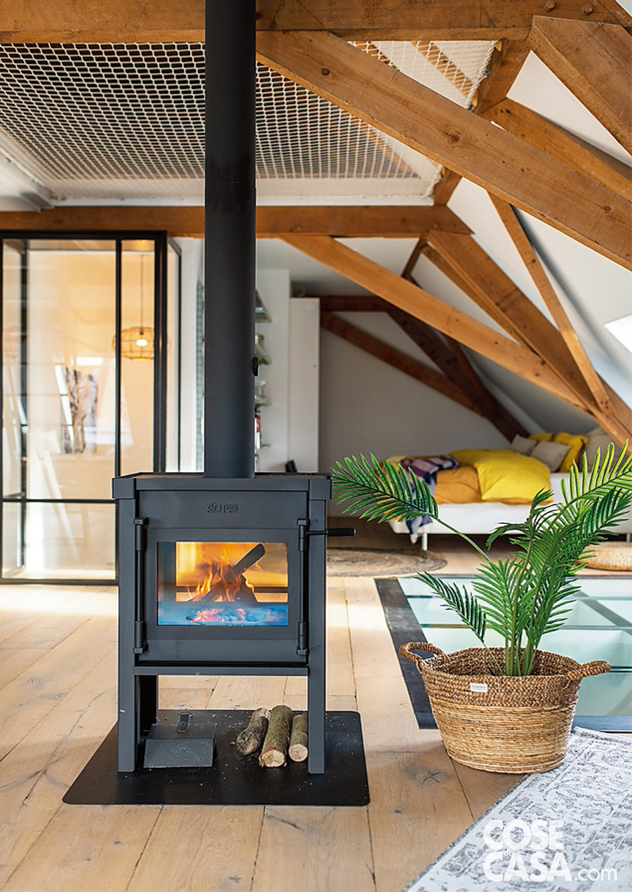 CAMERA MATRIMONIALE CON AFFACCIO SULLA ZONA GIORNO
Nella camera padronale, la zona letto è disposta sotto la falda più alta del tetto, con testiera orientata verso le vetrate a tetto. Il letto è incorniciato da tappeti naturali e da un mobile basso contenitore in legno grezzo. Le aperture zenitali permettono di dormire “sotto le stelle” e fanno entrare luce fin dalle prime ore del mattino. Dalle aperture vetrate a pavimento, la luce raggiunge anche la zona giorno sottostante. CAMERA MATRIMONIALE CON AFFACCIO SULLA ZONA GIORNO
Nella camera padronale, la zona letto è disposta sotto la falda più alta del tetto, con testiera orientata verso le vetrate a tetto. Il letto è incorniciato da tappeti naturali e da un mobile basso contenitore in legno grezzo. Le aperture zenitali permettono di dormire “sotto le stelle” e fanno entrare luce fin dalle prime ore del mattino. Dalle aperture vetrate a pavimento, la luce raggiunge anche la zona giorno sottostante.