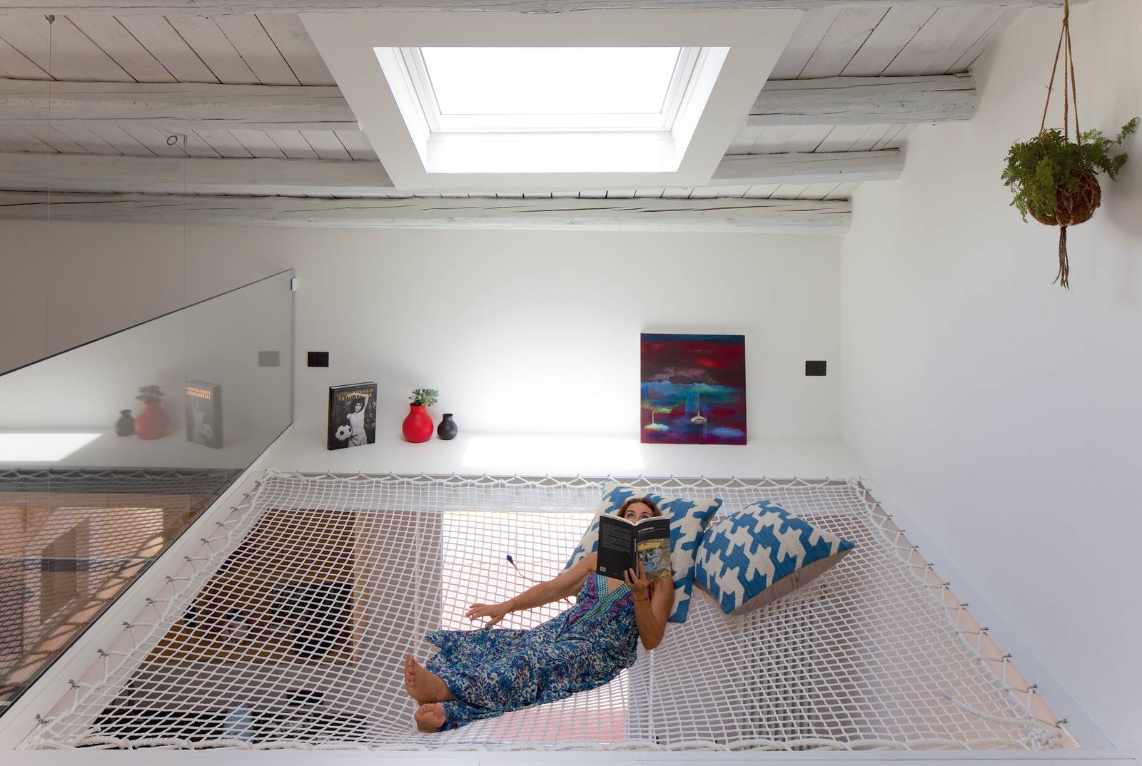 casa con soluzione rete per il relax sotto il lucernario con vista sul cielo