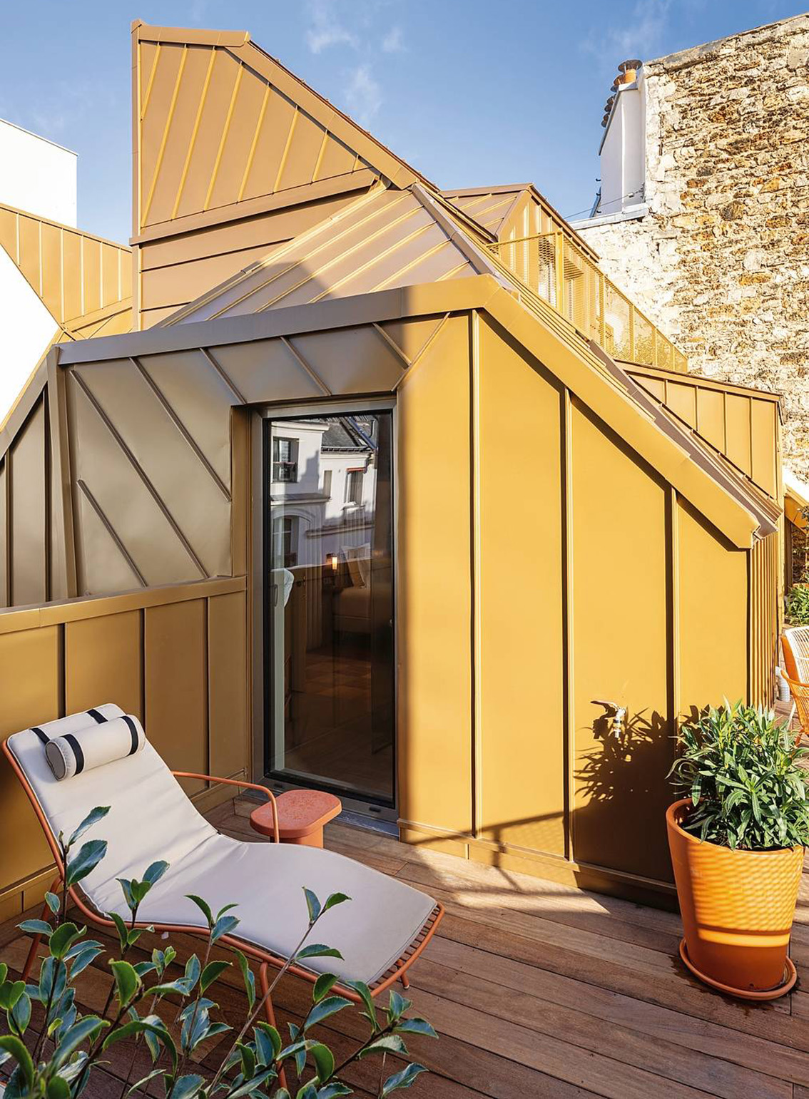 La chaise longue Nolita di Pedrali ha il telaio in tubo di acciaio verniciato e un cuscino con poggiatesta imbottito con schiuma di poliuretano espanso, rivestito in tessuto waterproof. Misura L 179,5 x P 57,5 x H 95 cm e costa 1.047 euro. Il tavolino Caementum è in cemento colorato in massa con ossidi naturali. Misura L 39,5 x P 30 x H 35/35,5 cm e costa a partire da 558 euro. www.pedrali.it La chaise longue Nolita di Pedrali ha il telaio in tubo di acciaio verniciato e un cuscino con poggiatesta imbottito con schiuma di poliuretano espanso, rivestito in tessuto waterproof. Misura L 179,5 x P 57,5 x H 95 cm e costa 1.047 euro. Il tavolino Caementum è in cemento colorato in massa con ossidi naturali. Misura L 39,5 x P 30 x H 35/35,5 cm e costa a partire da 558 euro. www.pedrali.it