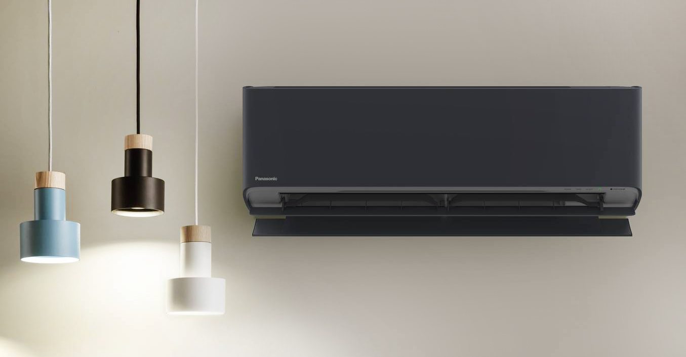 Il modello Etherea di Panasonic è disponibile in tre diversi colori: grigio grafite, bianco matt e silver. Il cuore del sistema è la tecnologia nanoe™ X Mark 3, che sfrutta i radicali ossidrilici per inibire muffe, allergeni e pollini, ma anche certi virus e batteri, assicurando un ambiente sempre pulito e deodorizzato. È ideale per soluzioni mono e multi-split, supportando fino a cinque unità interne e offre una gamma di potenze da 1,6 a 7,1 kW. L’unità interna misura L 87 x P 23 x H 29,5 cm. Prezzo da rivenditore. www.aircon.panasonic.it