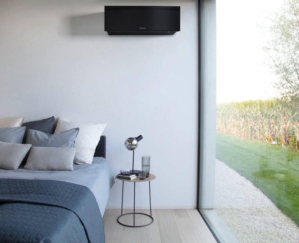 Disponibile bianco, silver o nero, il climatizzatore Emura di Daikin ha il pannello frontale che si solleva con una leggera inclinazione, così da massimizzare il contatto tra l’aria e lo scambiatore di calore, velocizzando il raggiungimento della temperatura desiderata. L’Intelligent Thermal Sensor rileva la temperatura della stanza suddividendola in 64 aree omogenee, indirizzando automaticamente il flusso d’aria per garantire una distribuzione uniforme del calore o del fresco e grazie al sensore di presenza, in caso di rilevamento di persone all’interno della stanza, indirizza il flusso d’aria per evitare il contatto di flussi d’aria diretti. È in classe energetica A+++ sia in raffrescamento che in riscaldamento. L’unità interna misura L 90 x P 21,5 x H 30,5 cm. Prezzo da rivenditore. www.daikin.it