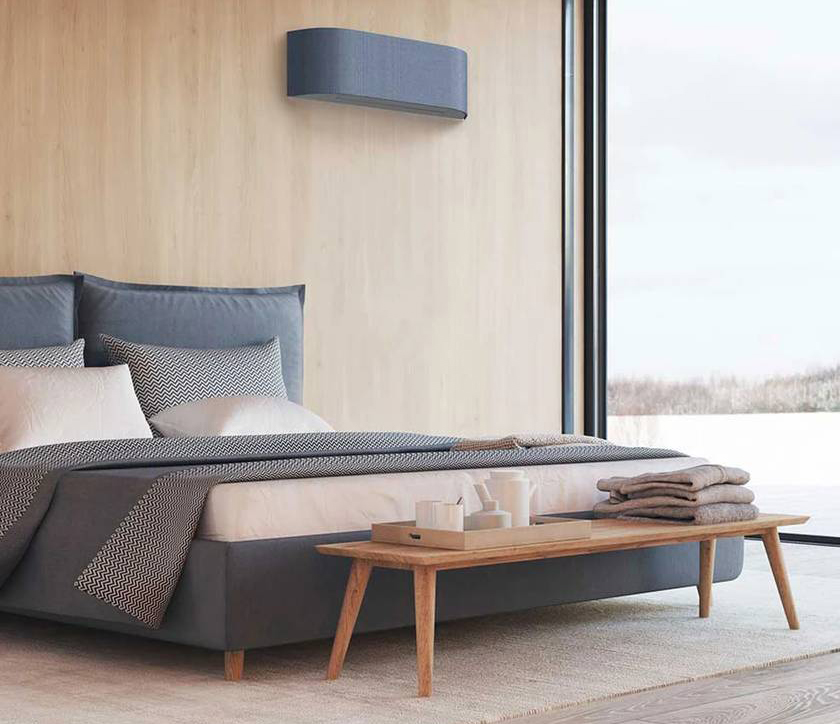 L’unità interna di Haori di Toshiba è dotata di un rivestimento tessile molto elegante, disponibile in una gamma di colori standard e opzionali, per infinite possibilità di personalizzazione. In classe A+++, il climatizzatore ha telecomando intuitivo per gestire comodamente tutte le principali funzionalità ma è gestibile anche grazie al Wi-Fi integrato. L’unità interna misura L 99 x P 21 x H 30 cm. Prezzo da rivenditore. www.toshibaclima.it