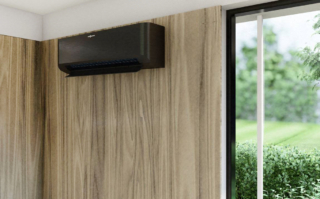 Monosplit, l'unità interna di Vitoclima 232-S di Viessmann ha un design lineare ed elegante, che ben si inserisce negli arredi domestici. In classe energetica A+++/A++, utilizza il refrigerante R32. Tramite un'app dedicata è possibile la gestione a distanza dell’apparecchio che grazie alla tecnologia a plasma freddo è efficace nella riduzione degli agenti patogeni nell’ambiente. Le unità interne disponibili da 9.000 e 12.000 Btu/h, misurano L 86,5 x P 21 x H 29 cm. Prezzo su richiesta. www.viessmann.it Monosplit, l'unità interna di Vitoclima 232-S di Viessmann ha un design lineare ed elegante, che ben si inserisce negli arredi domestici. In classe energetica A+++/A++, utilizza il refrigerante R32. Tramite un'app dedicata è possibile la gestione a distanza dell’apparecchio che grazie alla tecnologia a plasma freddo è efficace nella riduzione degli agenti patogeni nell’ambiente. Le unità interne disponibili da 9.000 e 12.000 Btu/h, misurano L 86,5 x P 21 x H 29 cm. Prezzo su richiesta. www.viessmann.it