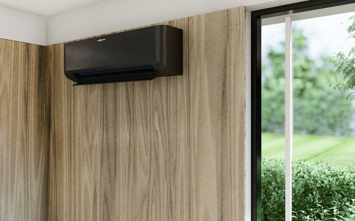 Monosplit, l'unità interna di Vitoclima 232-S di Viessmann ha un design lineare ed elegante, che ben si inserisce negli arredi domestici. In classe energetica A+++/A++, utilizza il refrigerante R32. Tramite un'app dedicata è possibile la gestione a distanza dell’apparecchio che grazie alla tecnologia a plasma freddo è efficace nella riduzione degli agenti patogeni nell’ambiente. Le unità interne disponibili da 9.000 e 12.000 Btu/h, misurano L 86,5 x P 21 x H 29 cm. Prezzo su richiesta. www.viessmann.it