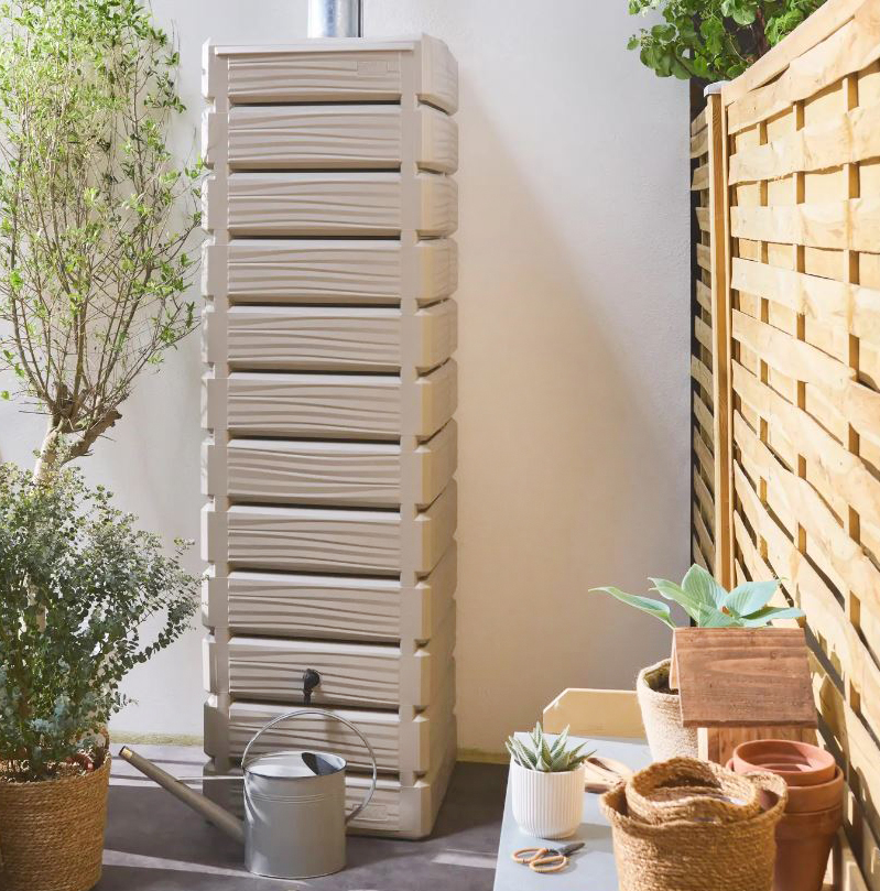 Pratico e ecologico il contenitore a parete Alfeld di Sweeek che consente di recuperare l'acqua piovana e di conservarla per poterla utilizzare per innaffiare le piante sul balcone. La struttura è realizzata in materiale plastico resistente ai raggi UV; è corredato di coperchio, rubinetto, fissaggio a parete e kit di collegamento alla grondaia. Misura L 60 x P 60 x H 210 cm. Prezzo 279,99 euro. https://www.sweeek.it