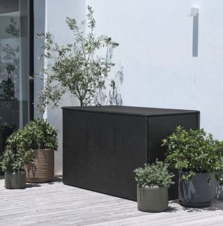 Il contenitore portaoggetti Steinkjer di Jysk abbina una struttura in acciaio a un rivestimento in polyrattan che lo rende resistente agli agenti atmosferici e al gelo. Il coperchio si solleva facilmente grazie al sistema idraulico di apertura. Misura L 155 x P 81 x H 95 cm. Prezzo 229 euro. https://jysk.it Il contenitore portaoggetti Steinkjer di Jysk abbina una struttura in acciaio a un rivestimento in polyrattan che lo rende resistente agli agenti atmosferici e al gelo. Il coperchio si solleva facilmente grazie al sistema idraulico di apertura. Misura L 155 x P 81 x H 95 cm. Prezzo 229 euro. https://jysk.it