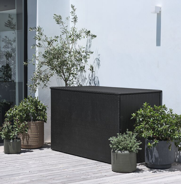 Il contenitore portaoggetti Steinkjer di Jysk abbina una struttura in acciaio a un rivestimento in polyrattan che lo rende resistente agli agenti atmosferici e al gelo. Il coperchio si solleva facilmente grazie al sistema idraulico di apertura. Misura L 155 x P 81 x H 95 cm. Prezzo 229 euro. https://jysk.it