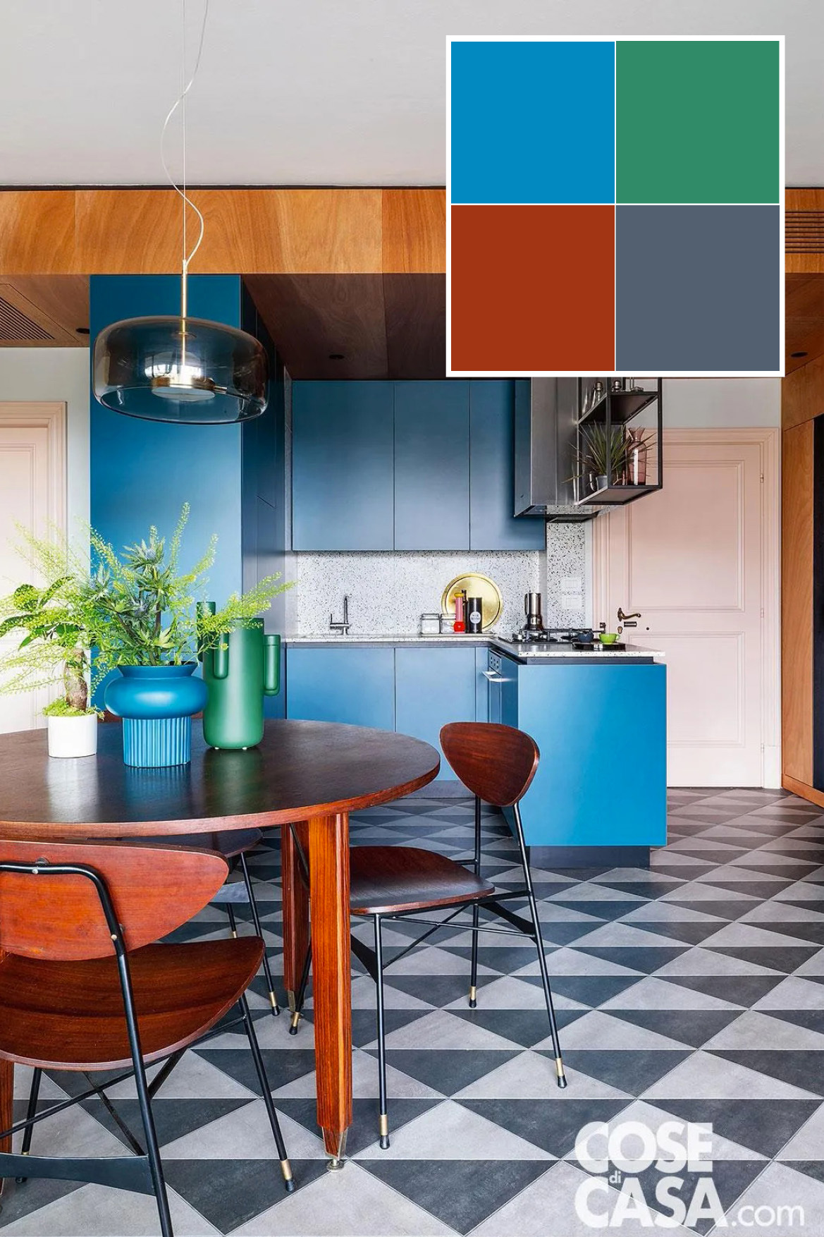 Qui la cucina è distribuita a U, con una penisola che la separa dall'ingresso dell'appartamento e dall'altra parte le colonne per gli elettrodomestici schermano le porte della zona notte: la cucina diventa così un elemento di separazione tra le diverse aree funzionali della casa, che viene sottolineato anche dal ribassamento della controsoffittatura con colore a contrasto. Basi e pensili sono in laminato opaco e sono abbinati a top e alzata in graniglia con finitura sale e pepe e a elettrodomestici, cappa, forno e fornelli, in acciaio inox.
Progetto studio di architettura Massimo Zanelli, Torrita di Siena (Si), Tel. 0577/684251 info@massimozanelli.it - Foto Studio Daido