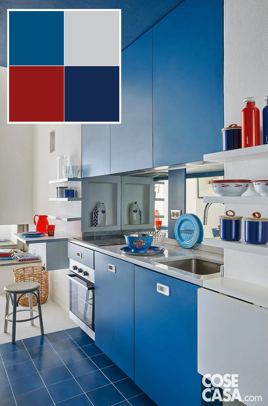 In questa casa al mare la cucina è stata realizzata in una porzione del corridoio che conduce dall'ingresso al living. Il passaggio è ben definito dal blu che colora sia il soffitto sia il pavimento, rivestito con cementine smaltate e che costituisce una sorta di continuazione dei mobili. Questi sono in legno laccato opaco e sono distribuiti sui due lati che si fronteggiano con un'alternanza dei colori blu e bianco nelle basi, nei pensili e nelle colonne, a cui è abbinato un piano di lavoro in marmo bianco di Carrara.
Progetto arch. Costanza Santovetti, Via Barnaba Oriani 157, Roma http://www.costanzasantovetti.com - Foto Studio Wolo