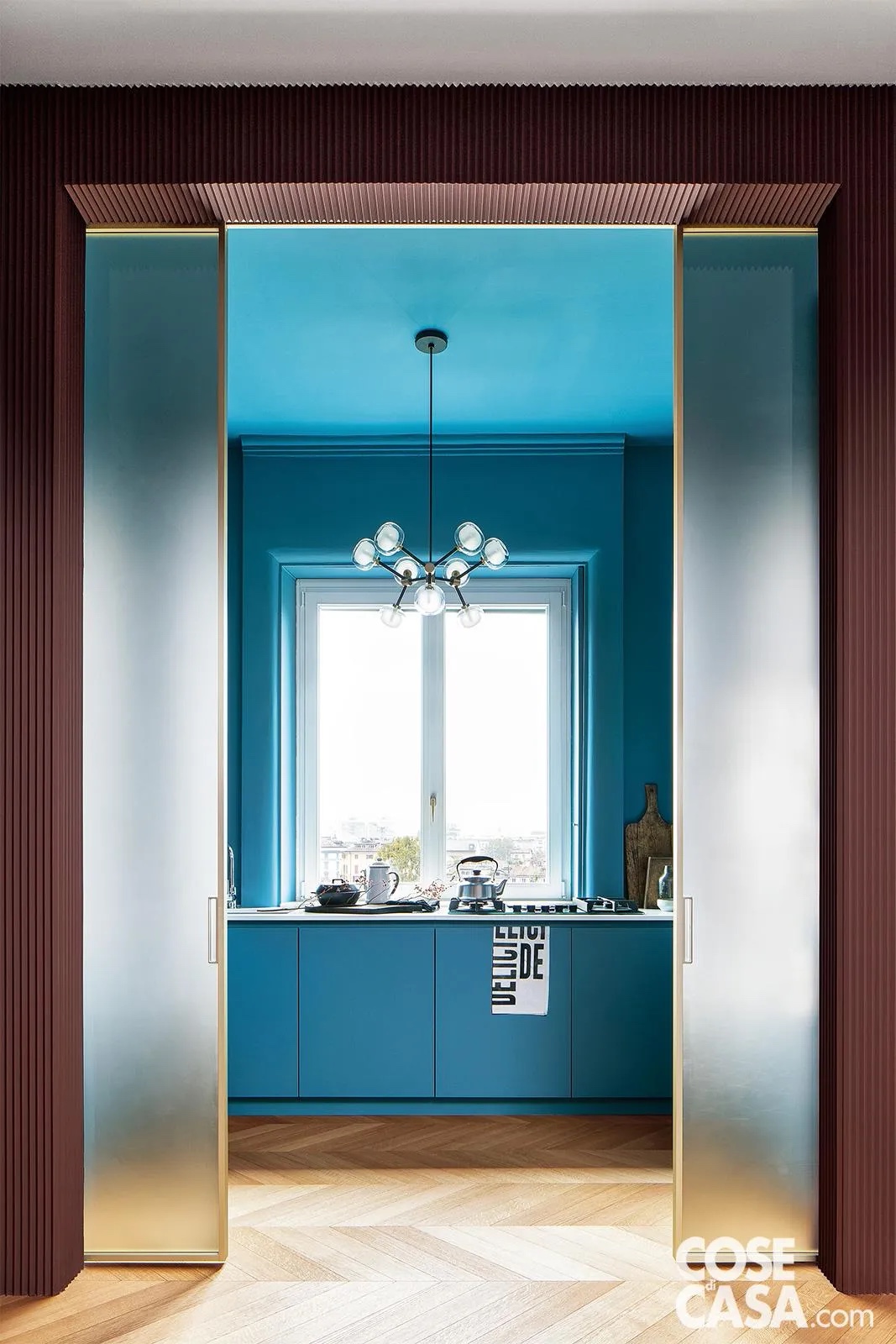 In questa casa la cucina occupa un luminoso ambiente a parte, di forma rettangolare, rispetto al pranzo e al salotto, ed è separata da una doppia porta scorrevole con vetri satinati, che se aperta la lascia completamente visibile e se chiusa ne lascia comunque intravedere il colore.
I mobili, realizzati in laccato lucido, sono di tonalità blu chiaro e hanno un piano di lavoro in quarzite bianco lucido, per un insieme che risulta raffinato e leggero.
Progetto Studio Tenca & Associati, arch. Emilio Tenca Milano, Tel. 02/3319239 http://www.studiotenca.it - Foto Riccardo Gasperoni - Styling Irene Baratto