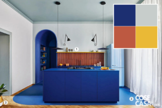 Questa cucina a vista è costituita da due basi, con piano di lavoro dello stesso materiale e colore. Una base, posta lungo la parete, ospita la zona lavaggio e una parte della dispensa ed è completata da una alzatina in piastrelle a rilievo smaltate lucide color terracotta e una mensola gialla. L'altra base, che forma l'isola centrale, include i fornelli e dei contenitori. Posto a fianco e separato dalla composizione, vi è un frigorifero freestanding in stile rétro di colore azzurro. La zona dedicata alla cucina, identificata anche dalla pavimentazione blu realizzata in materiale cementizio, per le sue caratteristiche è di fatto il cuore del living.
Progetto d'interior chromastudio, Via L. Devoto 10, Milano http://www.chromastudio.it @ chromastudio_lab - Foto Riccardo Gasperoni - Styling Elga Ancona + chromastudio - Styling Assistant Samuele Capra e Federica Castaldi Questa cucina a vista è costituita da due basi, con piano di lavoro dello stesso materiale e colore. Una base, posta lungo la parete, ospita la zona lavaggio e una parte della dispensa ed è completata da una alzatina in piastrelle a rilievo smaltate lucide color terracotta e una mensola gialla. L'altra base, che forma l'isola centrale, include i fornelli e dei contenitori. Posto a fianco e separato dalla composizione, vi è un frigorifero freestanding in stile rétro di colore azzurro. La zona dedicata alla cucina, identificata anche dalla pavimentazione blu realizzata in materiale cementizio, per le sue caratteristiche è di fatto il cuore del living.
Progetto d'interior chromastudio, Via L. Devoto 10, Milano http://www.chromastudio.it @ chromastudio_lab - Foto Riccardo Gasperoni - Styling Elga Ancona + chromastudio - Styling Assistant Samuele Capra e Federica Castaldi