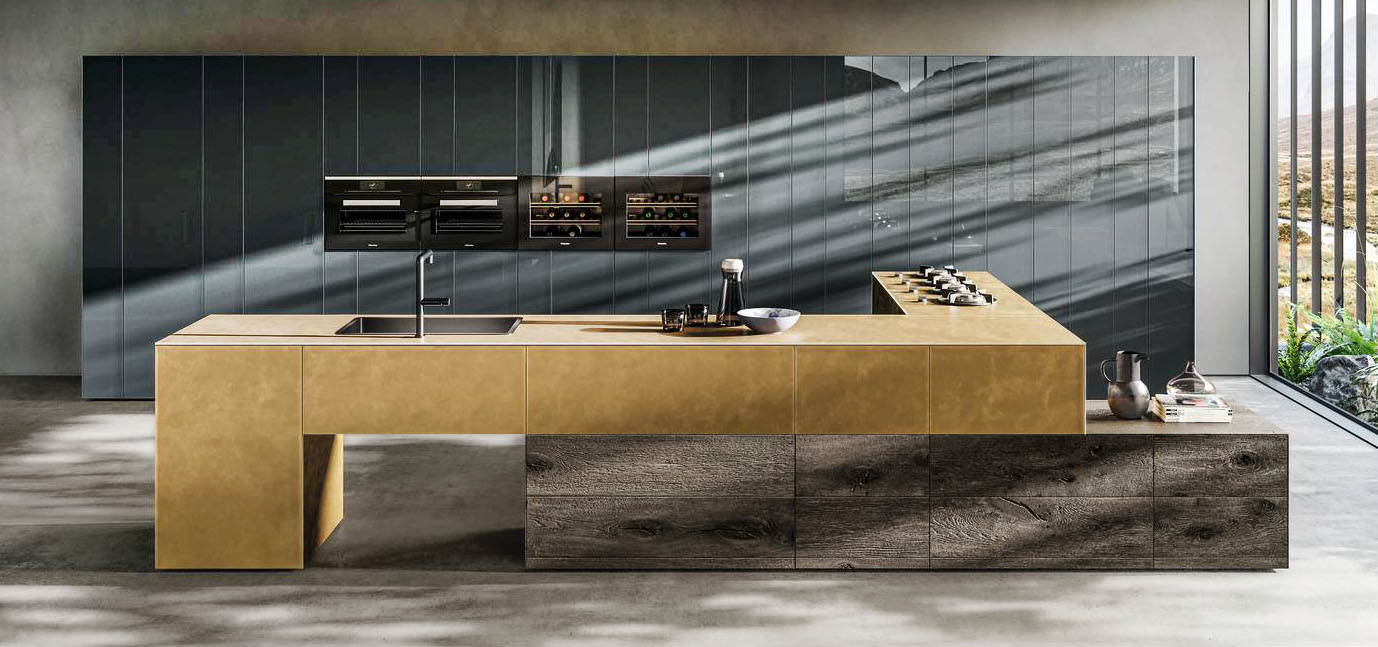 La cucina 36e8 Metal Xglass di Lago è caratterizzata da superfici in metallo che danno vita a luminosi riflessi nelle finiture lucide e in vetro con una spazzolatura fatta a mano sulla laccatura metallica applicata sul retro. L'isola ha il piano di lavoro e le basi 36e8 con frontali in XGlass Oro opaco e in Wildwood grigio. Prezzo su richiesta. https://www.lago.it La cucina 36e8 Metal Xglass di Lago è caratterizzata da superfici in metallo che danno vita a luminosi riflessi nelle finiture lucide e in vetro con una spazzolatura fatta a mano sulla laccatura metallica applicata sul retro. L'isola ha il piano di lavoro e le basi 36e8 con frontali in XGlass Oro opaco e in Wildwood grigio. Prezzo su richiesta. https://www.lago.it