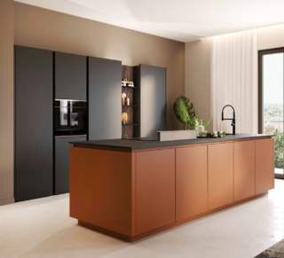 Effetto bicolore per la cucina Pratica 2517 di La Casa Moderna che si articola in una grande isola, con le ante delle basi in laccato color mattone, e in una armadiatura a colonne, in PET nero opaco, che ospita la dispensa e gli elettrodomestici ed è completata da luci led e boiserie con mensole. Il top è realizzato in laminato scuro. Prezzo a partire da 9.950 euro (con kit elettrodomestici, lavello e miscelatore; esclusi cappa e accessori). https://lacasamoderna.com Effetto bicolore per la cucina Pratica 2517 di La Casa Moderna che si articola in una grande isola, con le ante delle basi in laccato color mattone, e in una armadiatura a colonne, in PET nero opaco, che ospita la dispensa e gli elettrodomestici ed è completata da luci led e boiserie con mensole. Il top è realizzato in laminato scuro. Prezzo a partire da 9.950 euro (con kit elettrodomestici, lavello e miscelatore; esclusi cappa e accessori). https://lacasamoderna.com