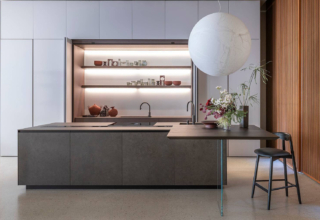 Domina la composizione di Euromobil la grande isola Telero, attrezzata con il lavello e la zona cottura, con le basi nella finitura Laminam; è dotata di un comodo bancone snack in appoggio sul piano con sostegno trasparente. Un modulo base da 60 cm, prezzo 525 euro + Iva. https://www.euromobil.com Domina la composizione di Euromobil la grande isola Telero, attrezzata con il lavello e la zona cottura, con le basi nella finitura Laminam; è dotata di un comodo bancone snack in appoggio sul piano con sostegno trasparente. Un modulo base da 60 cm, prezzo 525 euro + Iva. https://www.euromobil.com