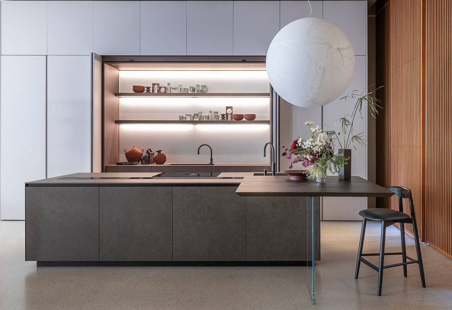 Domina la composizione di Euromobil la grande isola Telero, attrezzata con il lavello e la zona cottura, con le basi nella finitura Laminam; è dotata di un comodo bancone snack in appoggio sul piano con sostegno trasparente. Un modulo base da 60 cm, prezzo 525 euro + Iva. https://www.euromobil.com Domina la composizione di Euromobil la grande isola Telero, attrezzata con il lavello e la zona cottura, con le basi nella finitura Laminam; è dotata di un comodo bancone snack in appoggio sul piano con sostegno trasparente. Un modulo base da 60 cm, prezzo 525 euro + Iva. https://www.euromobil.com