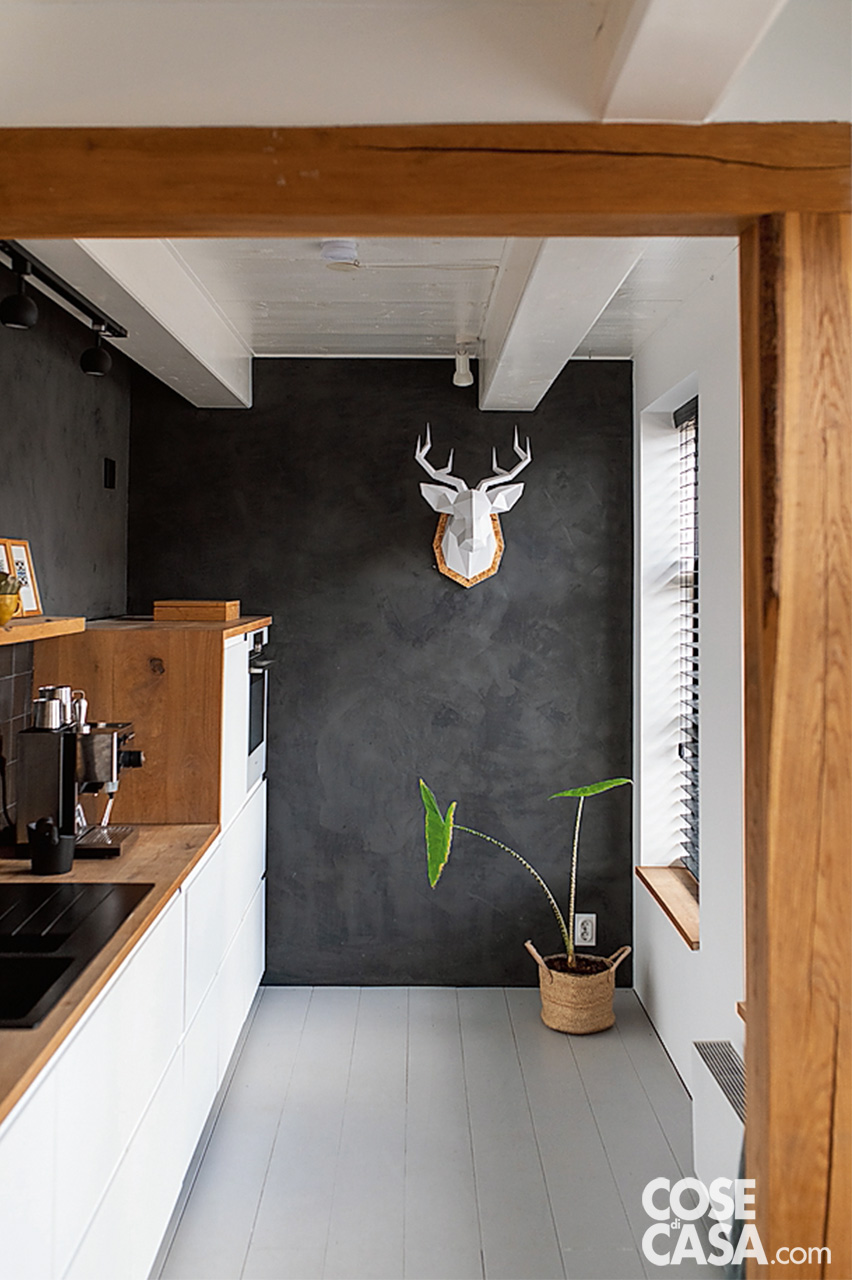 CUCINA IN LINEA La cucina senza pensili, sostituiti da una mensola che ospita oggetti decorativi, è lunga e stretta è distribuita lungo una sola parete. Le ante senza maniglie e il piano in legno rievocano materiali naturali, coerenti con il mood dell’interior; a pavimento le assi di legno sono dipinte di bianco. CUCINA IN LINEA La cucina senza pensili, sostituiti da una mensola che ospita oggetti decorativi, è lunga e stretta è distribuita lungo una sola parete. Le ante senza maniglie e il piano in legno rievocano materiali naturali, coerenti con il mood dell’interior; a pavimento le assi di legno sono dipinte di bianco.