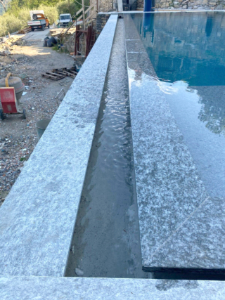 Il bordo è stato realizzato in pietra grigia. Il bordo è stato realizzato in pietra grigia.