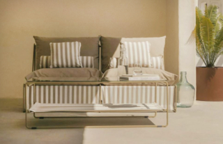 Stile marinaro per il divano due posti Carpa di The Masie: la struttura sottile in acciaio è ricoperta da un rivestimento in tessuto a righe nei toni del beige e del bianco. Per mantenerlo bello nel tempo si consiglia di posizionarlo al coperto. Misura L 164 x P 93 x H 86 cm. Prezzo 349,95 euro. https://www.themasie.com Stile marinaro per il divano due posti Carpa di The Masie: la struttura sottile in acciaio è ricoperta da un rivestimento in tessuto a righe nei toni del beige e del bianco. Per mantenerlo bello nel tempo si consiglia di posizionarlo al coperto. Misura L 164 x P 93 x H 86 cm. Prezzo 349,95 euro. https://www.themasie.com