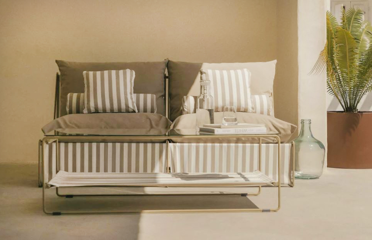 Stile marinaro per il divano due posti Carpa di The Masie: la struttura sottile in acciaio è ricoperta da un rivestimento in tessuto a righe nei toni del beige e del bianco. Per mantenerlo bello nel tempo si consiglia di posizionarlo al coperto. Misura L 164 x P 93 x H 86 cm. Prezzo 349,95 euro. https://www.themasie.com